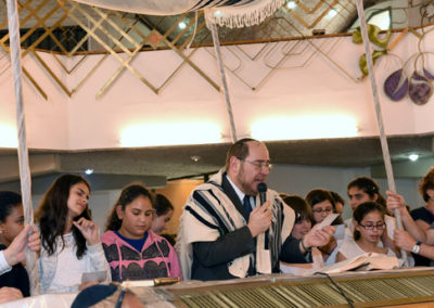 Young Bat Mitzvot recite Shema.